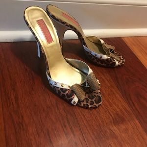 Betsey Johnson slide heel pumps leopard